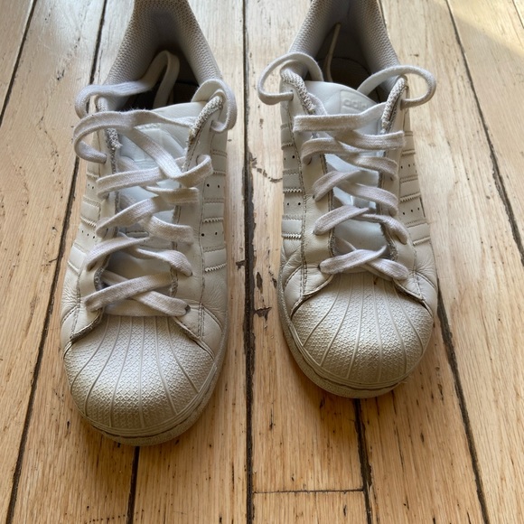 Kids White Adidas Superstar Sneakers Size 4 - Picture 3 of 8
